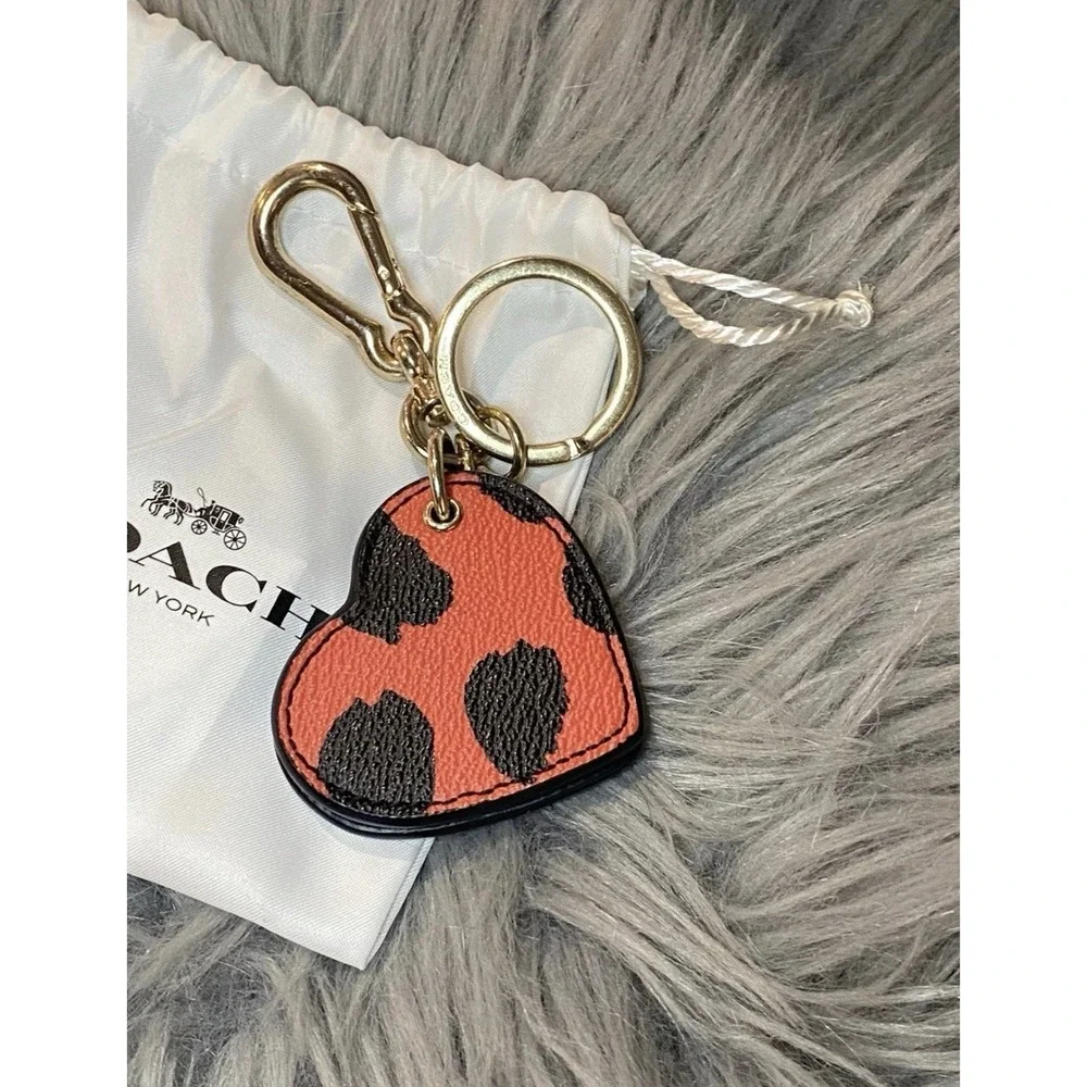 COACH LEATHER DOUBLE HEART MIRROR IN LEOPARD PRINT CHARM KEY CHAIN‎ FOB - F54917